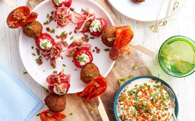 brochettes de poivrons à la ricotta, falafels, chorizo & pata negra (1) brochettes de poivrons à la ricotta, falafels, chorizo & pata negra (1)