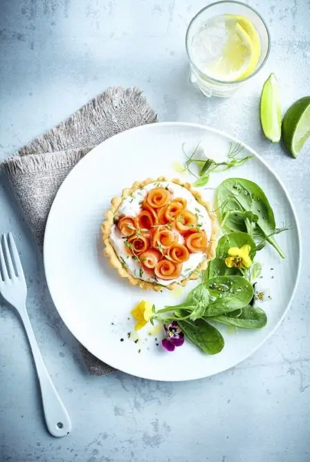 tartelette aux fleurs de saumon fumé & mousse de chèvre tartelette aux fleurs de saumon fumé & mousse de chèvre